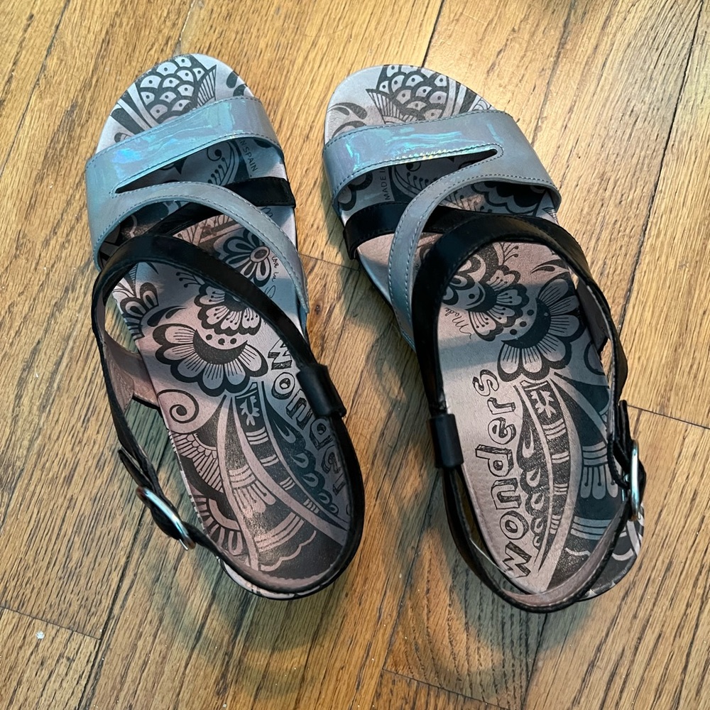 Wonders Silver & Black Strapped Sandals w Grip Sole. Comfy & almost new in 6.